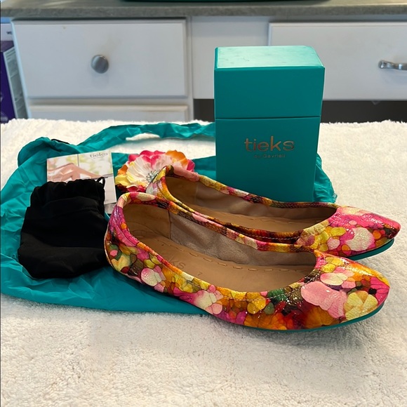 Tieks Aquarella Pink and Yellow Floral Flats size 7. Worn once - Picture 8 of 12